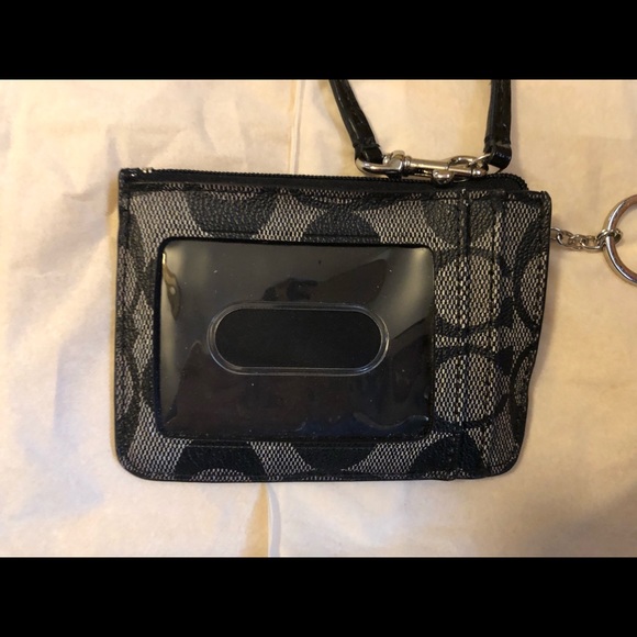 Low start for show!Mini Coach Wristlet/Wallet with keychain. Used once or twice - Picture 4 of 7
